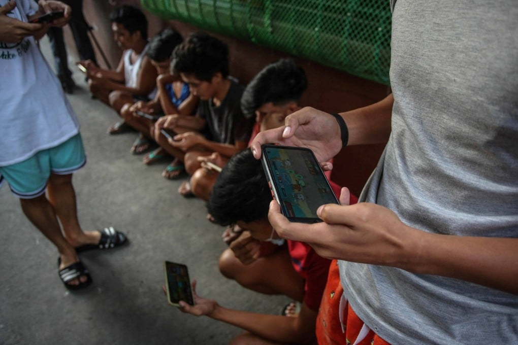 The Philippine government has given some 150 million active SIM card owners up to next August to register, including those retained by overseas Filipino workers in cities like Hong Kong. Photo: AFP