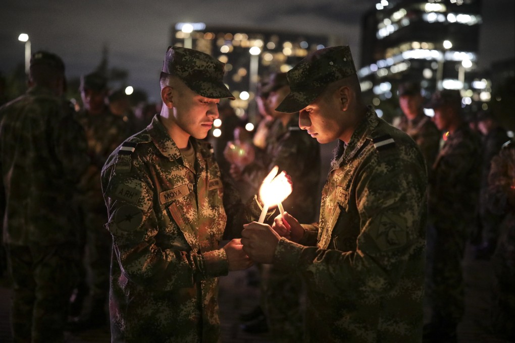 Soldiers hold a vigil for fellow soldiers who were earlier killed in a FARC dissident attack, at the Fallen Soldiers Monument in Bogota, Colombia on December 9, 2022. Photo: AP