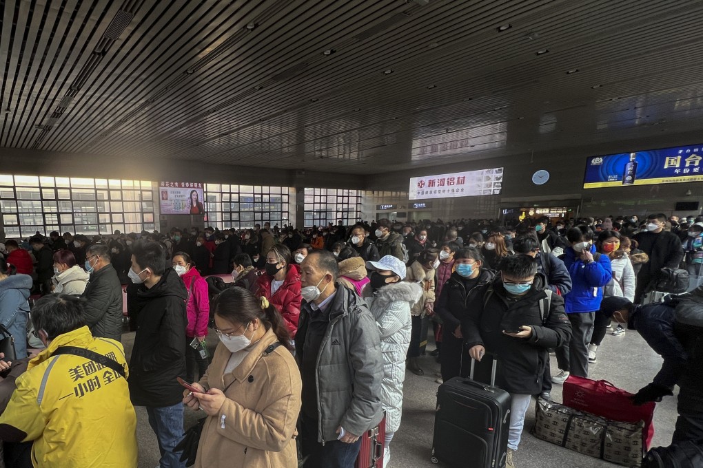 Travellers wearing masks prepare to catch trains at the West Railway Station in Beijing on January 6. Photo: AP