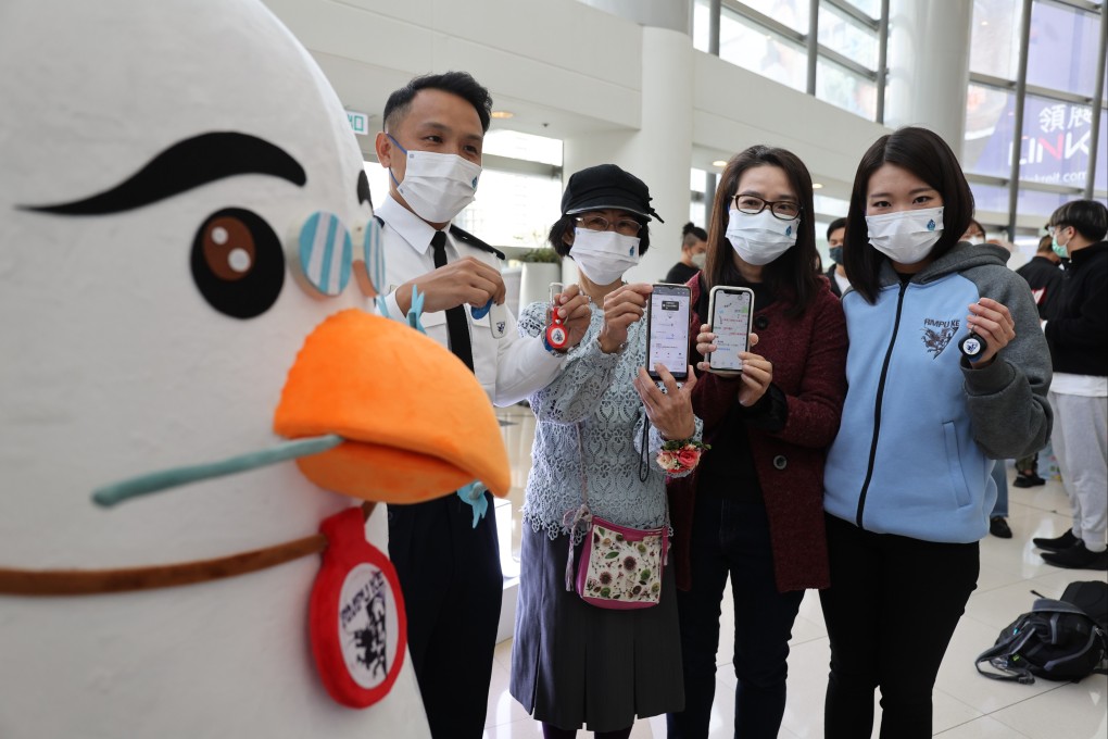(Left to right) Police Chief Inspector Fu Chun-yip, of Kowloon East Headquarters’ operations wing, with beneficiaries Tang and Wat, as well as Senior Inspector Ma Chung-ying of the Regional Missing Persons Unit for Kowloon East. Photo: Edmond So