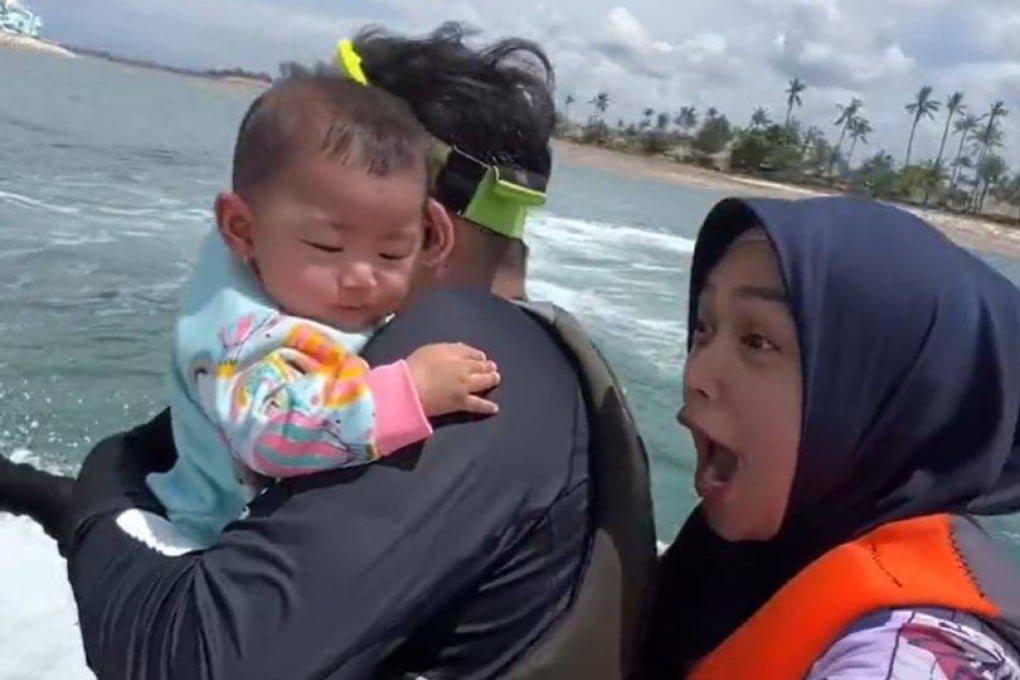 Ria Ricis rides a jet ski with her husband Teuku Ryan and their infant daughter Moana. Photo: Instagram