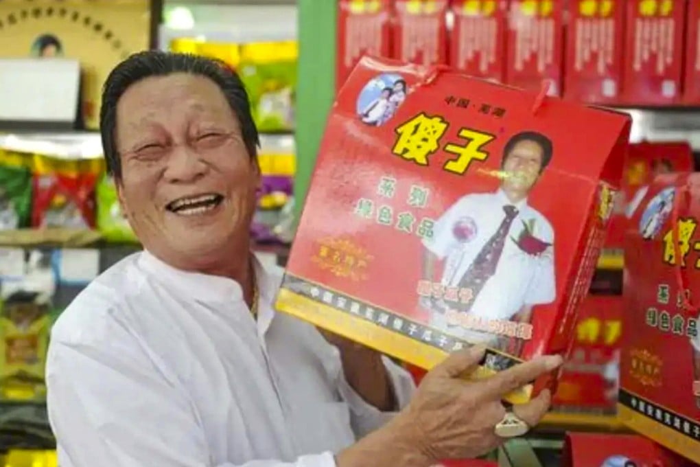 Nian Guangjiu with a pack of his iconic “Idiot’s Melon Seeds”. Photo: Weibo