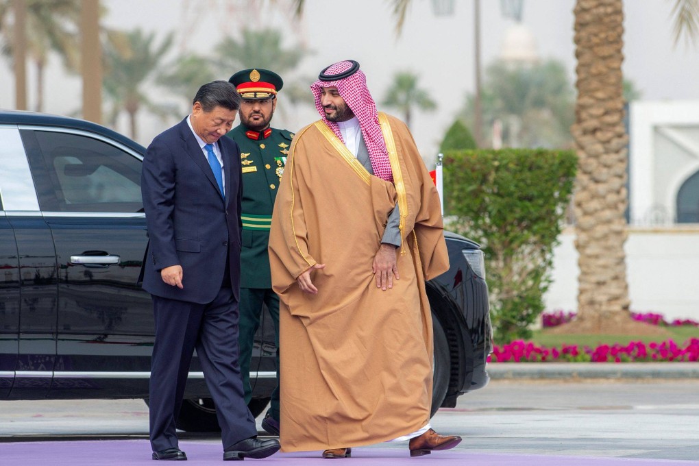 President Xi Jinping (left) is greeted by Saudi Crown Prince Mohammed bin Salman as he arrives in Riyadh, Saudi Arabia, on December 8, 2022. Photo: Saudi Royal Palace via AFP