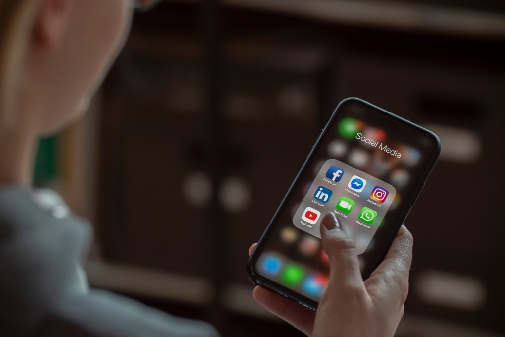 Many of us spend hours on social media platforms to the detriment of our well-being. An expert gives tips on how to reduce the time we spend on things like Facebook and Instagram. Photo: Shutterstock