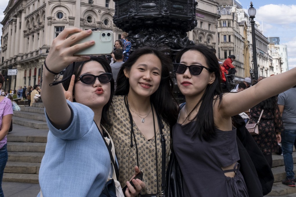 Tourists take a selfie in Piccadilly Circus in London, United Kingdom, in June 2022. Chinese travellers are expected to return in droves to tourist hotspots in 2023. Photo: In Pictures via Getty Images