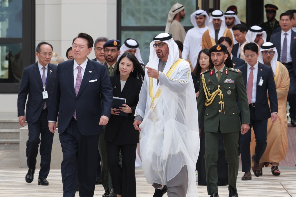South Korean President Yoon Suk-yeol (left) and his UAE counterpart, Mohamed bin Zayed Al Nahyan, walk together to a state luncheon at the Qasr Al Watan presidential palace in Abu Dhabi. Photo: YNA/dpa