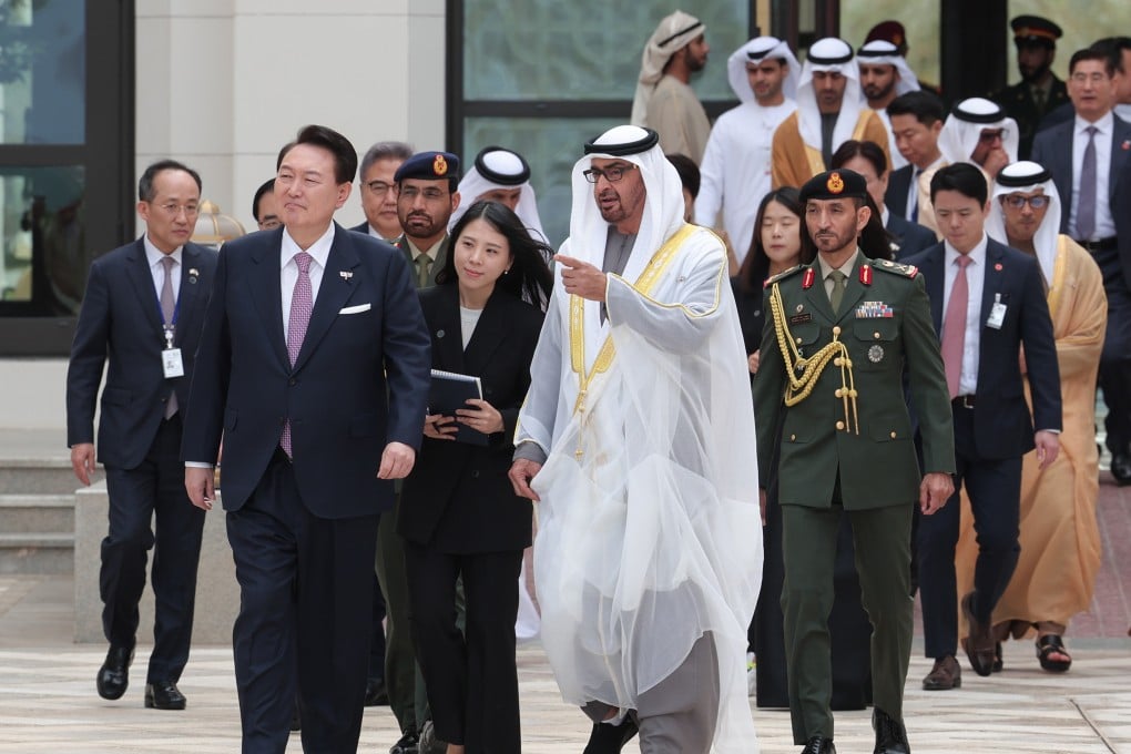 South Korean President Yoon Suk-yeol (left) and his UAE counterpart, Mohamed bin Zayed Al Nahyan, walk together to a state luncheon at the Qasr Al Watan presidential palace in Abu Dhabi. Photo: YNA/dpa