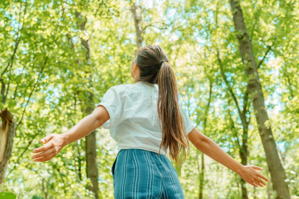Spending time outdoors in green spaces has been linked to a lower use of prescription drugs for mental health, asthma and hypertension. Photo: Shutterstock