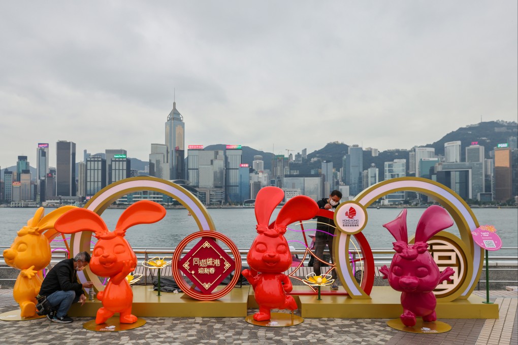 Workers install Lunar New Year decorations at Tsim Sha Tsui Promenade on January 16, 2023. Photo: May Tse