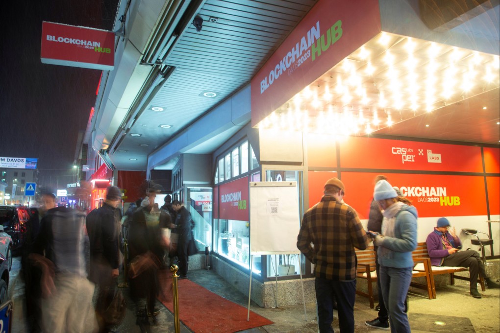 People stand in front of the Blockchain Hub during the World Economic Forum in Davos, Switzerland, January 18, 2023. Photo: Reuters