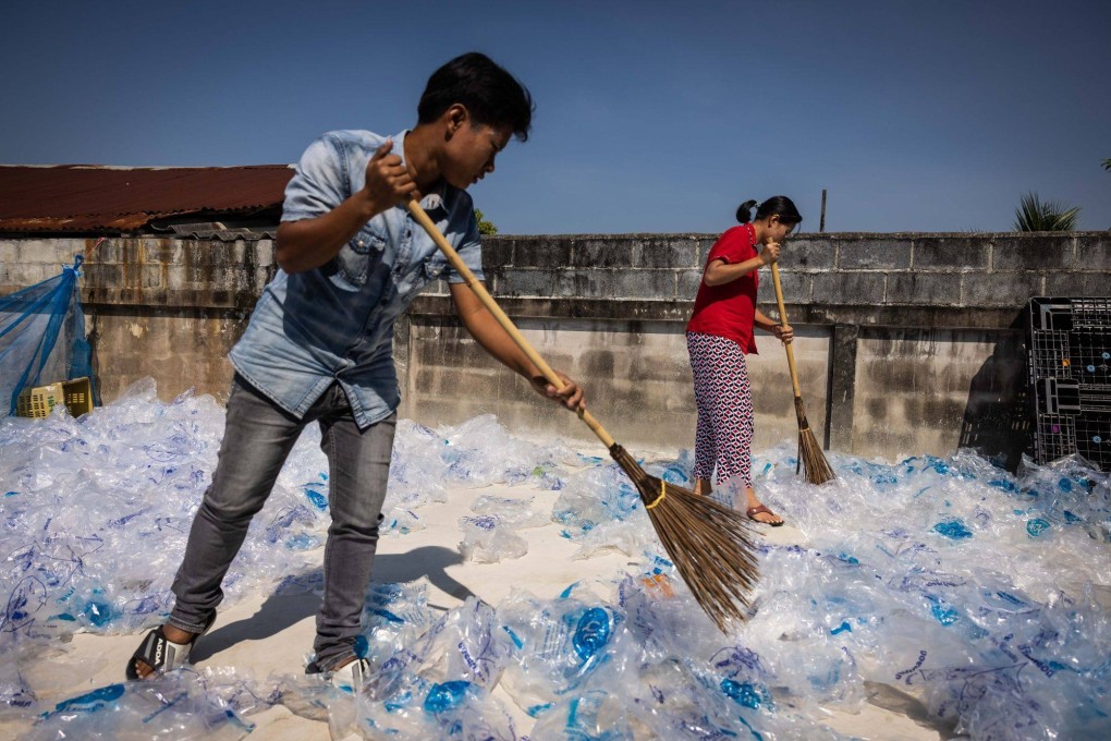 Volunteers spread plastic bags out to dry at a recycling centre in Rayong, Thailand, on December 14, 2022. Global plastic waste has more than doubled over the past two decades to 353 million metric tons annually. Photo: Bloomberg