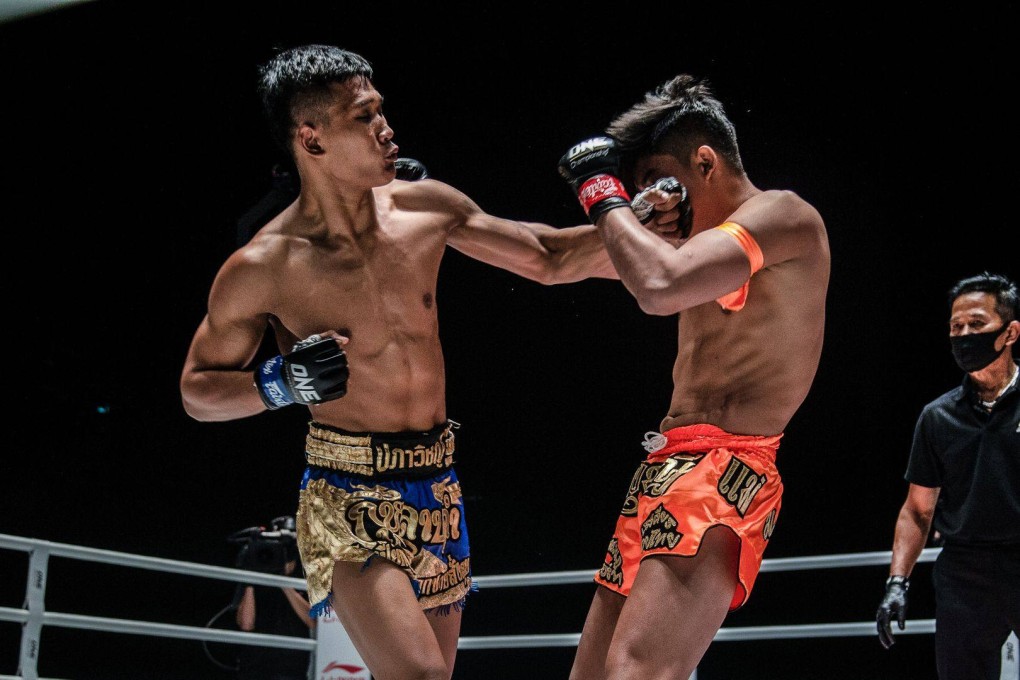 Kulabdam lands a punch on Sangmanee in 2020. Photos: ONE Championship.