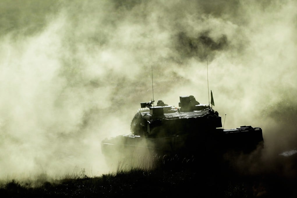 A Leopard 2 main battle tank fires during Bundeswehr land operations exercise in Bergen, Germany in October 2013. Photo: dpa