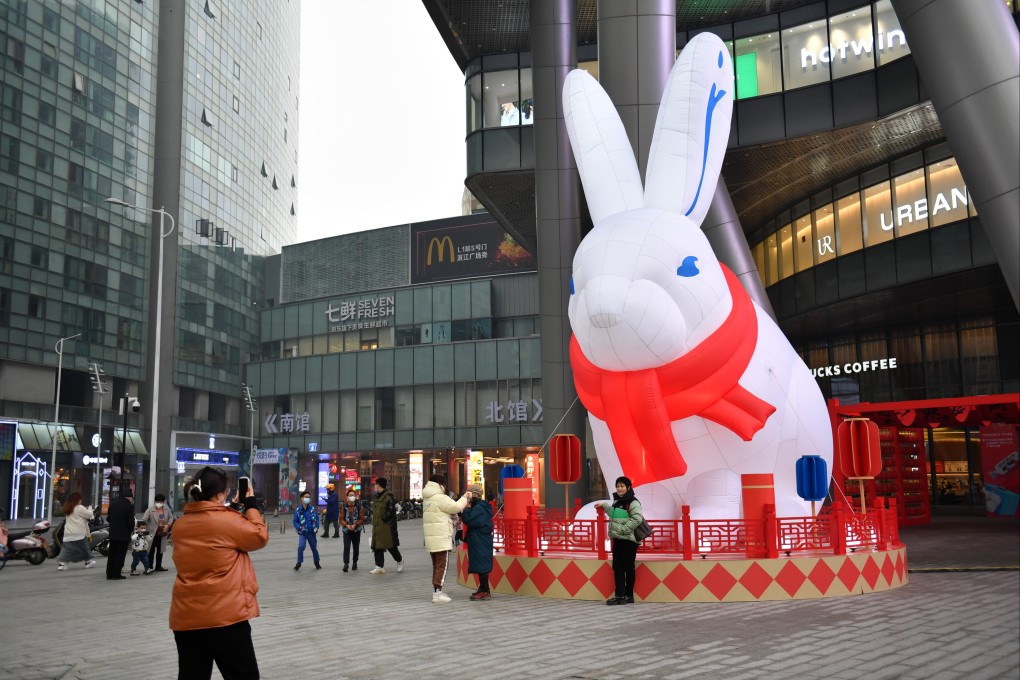 Citizens pose for photos with a giant inflatable rabbit installation in front of a shopping mall in Changsha, central China’s Hunan Province on Monday. Photo: Xinhua