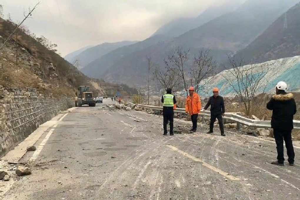 Roads were blocked by rockslides following an earthquake in Sichuan province on Thursday, but no other damage has been reported. Photo: Weibo