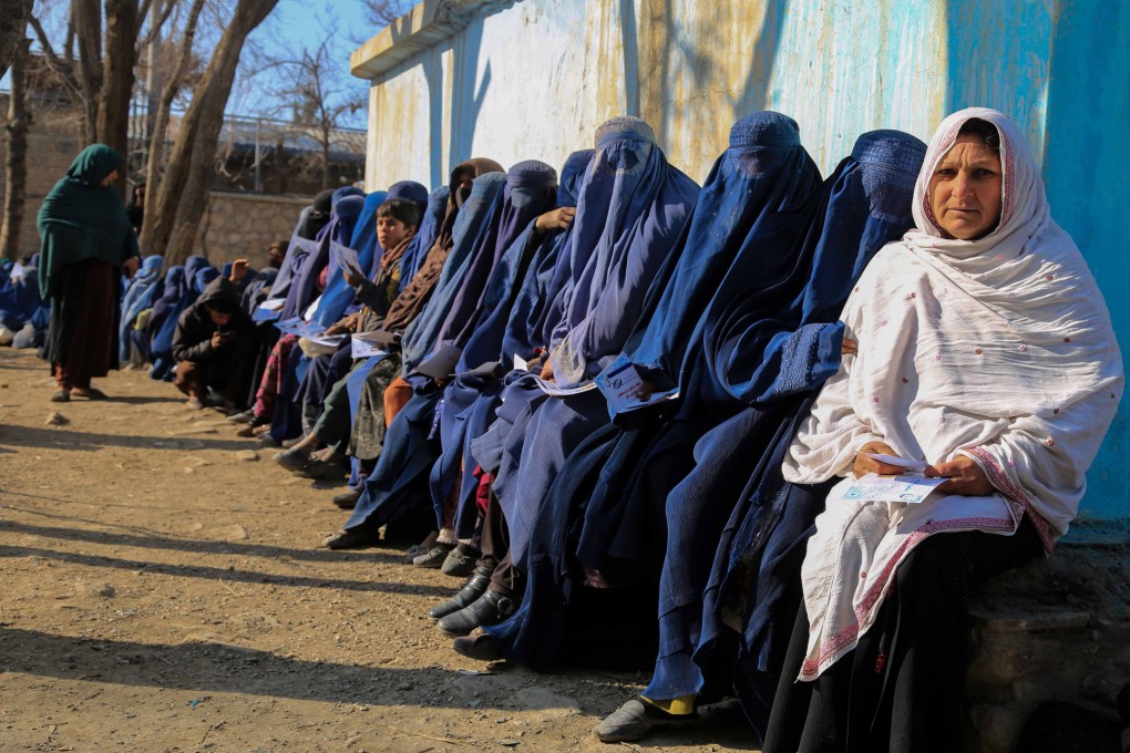 Afghans wait to receive food and coal in Kabul. Photo: EPA-EFE