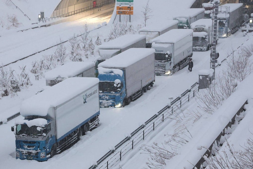 Trucks are seen stuck due to heavy snow on the Shin-Meishin Expressway in Yokkaichi, Mie Prefecture on Wednesday. Photo: AFP