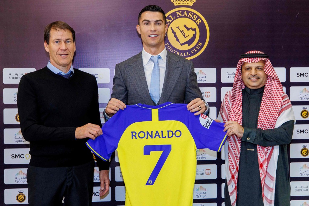 Cristiano Ronaldo poses with Al Nassr shirt alongside French coach Rudi Garcia (left) and club president Musalli Al-Muammar during a press conference at the Mrsool Park Stadium. Photo: AFP
