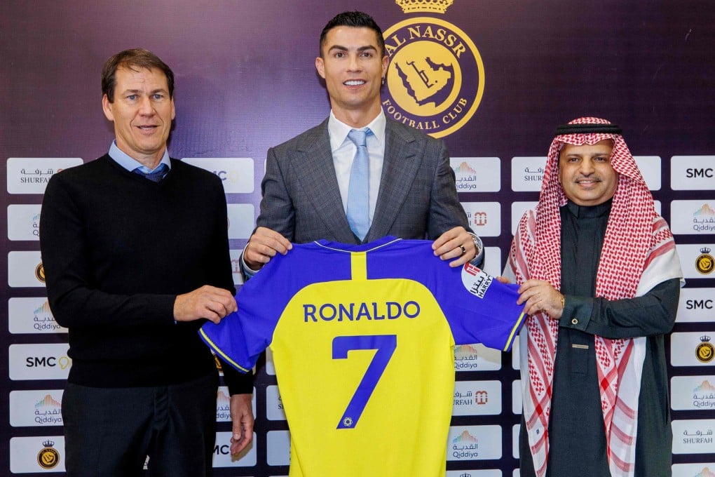 Cristiano Ronaldo poses with Al Nassr shirt alongside French coach Rudi Garcia (left) and club president Musalli Al-Muammar during a press conference at the Mrsool Park Stadium. Photo: AFP