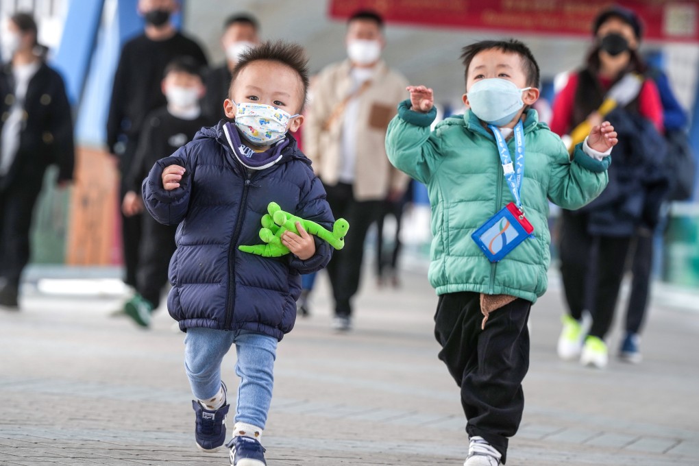 Hongkongers have been keeping warm in more layers of clothing in the past week as temperatures dipped. Photo: Elson Li