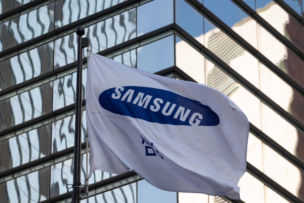 A Samsung Electronics flag flies outside the company’s Seocho office building in Seoul on January 5, 2023. Photo: Bloomberg