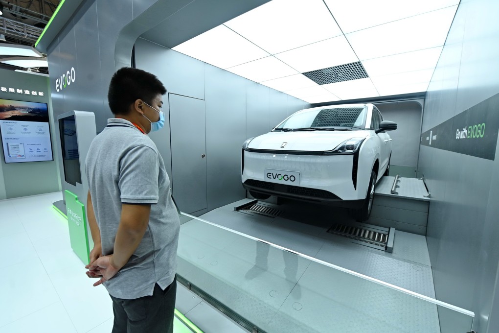 A visitor looks at an EVOGO battery-swap station of Chinese battery producer Contemporary Amperex Technology Limited (CATL) during the 22nd China International Fair for Investment and Trade in Xiamen on September 8, 2022. Photo: Xinhua