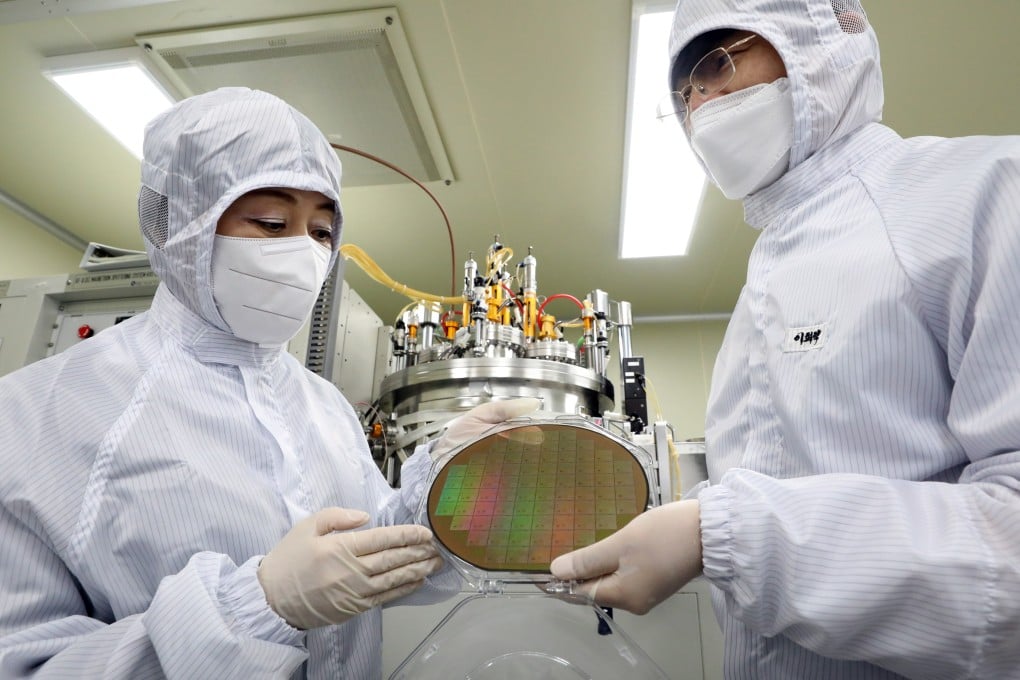 South Korea’s deputy prime minister for social affairs Park Soon-ae (left) visits a semiconductor laboratory at Chungnam National University, July 25, 2022.  Photo: EPA-EFE/Yonhap