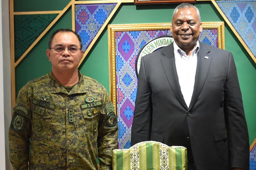 US Secretary of Defence Lloyd Austin (R) with Philippine military chief General Andres Centino during a visit to the southern island of Mindanao on Wednesday. Photo: via AFP