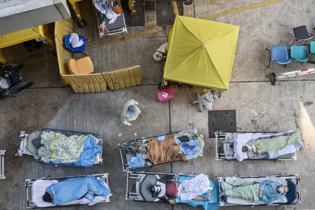 Patients lie on beds outside a public hospital at the height of the fifth Covid-19 wave last February. Photo: EPA-EFE/MIGUEL CANDELA