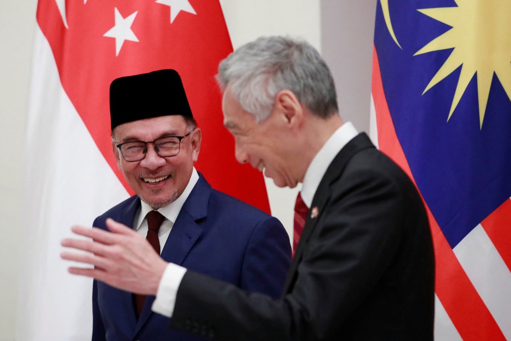 Singapore’s Prime Minister Lee Hsien Loong gestures to his Malaysian counterpart Anwar Ibrahim after a signing ceremony at the presidential palace in Singapore on January 30. Photo: Reuters