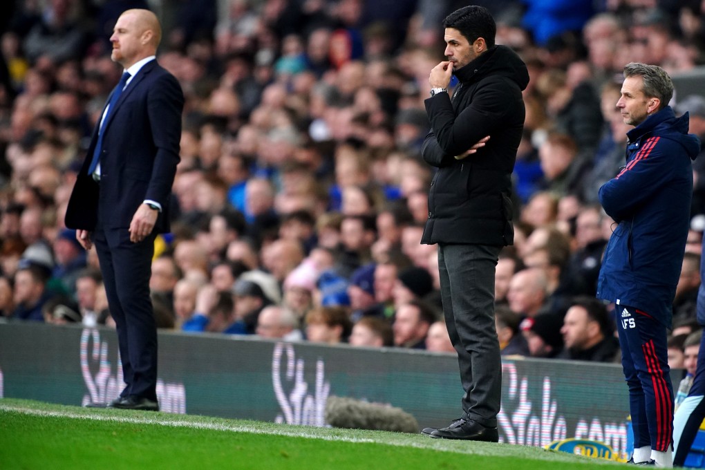 Arsenal manager Mikel Arteta and Everton manager Sean Dyche (left) stand on the touchline during the game at Goodison Park. Photo: DPA