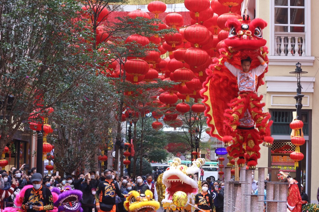 Crowds watch a lion dance being performed at Lee Tung Avenue on February 3. Photo: K.Y. Cheng