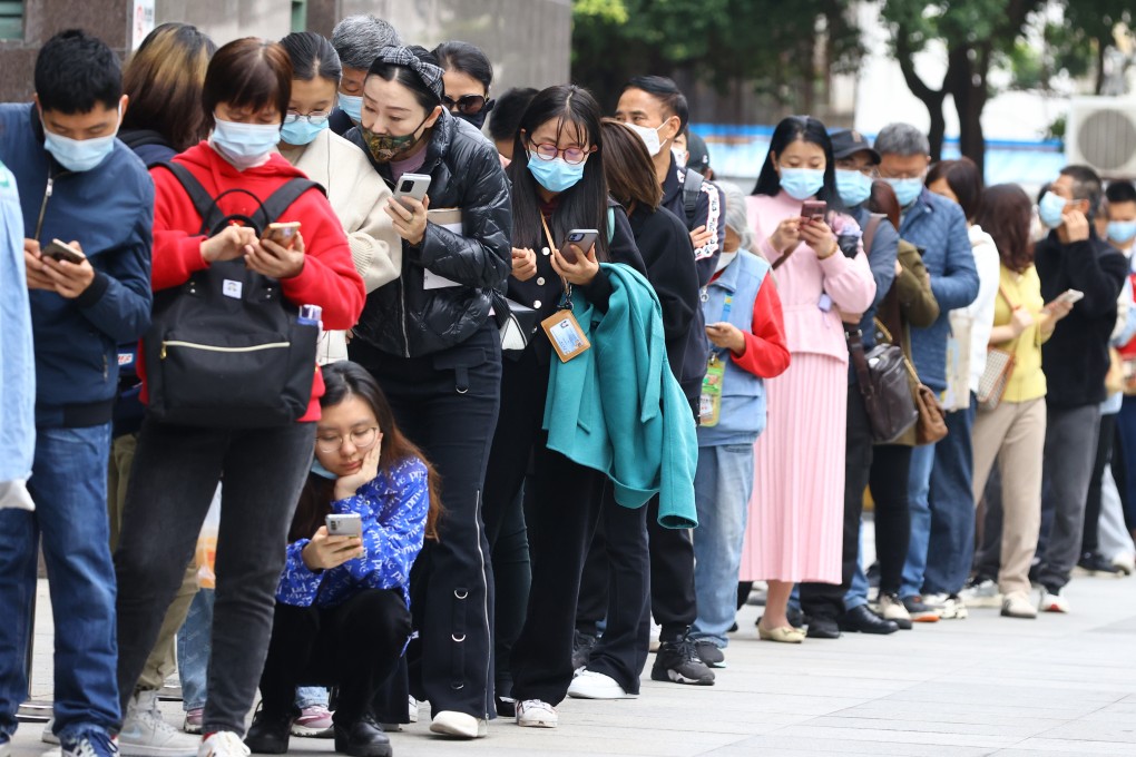 People queue at the 24-hour self-service area at the Futian sub-bureau of the Shenzhen Public Security Bureau on Monday to get their Hong Kong entry visas renewed. Photo: Dickson Lee