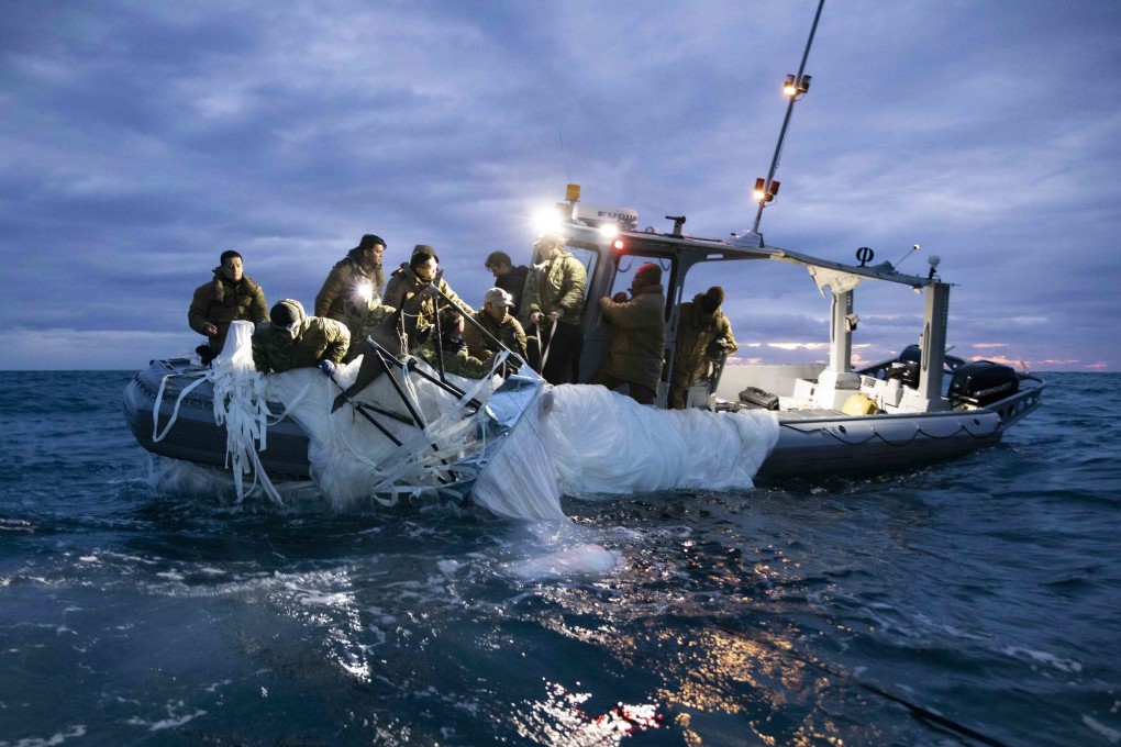 Sailors assigned to Explosive Ordnance Disposal Group 2 recover a Chinese surveillance balloon off the coast of Myrtle Beach, South Carolina, on Sunday. Photo: US Navy via EPA-EFE
