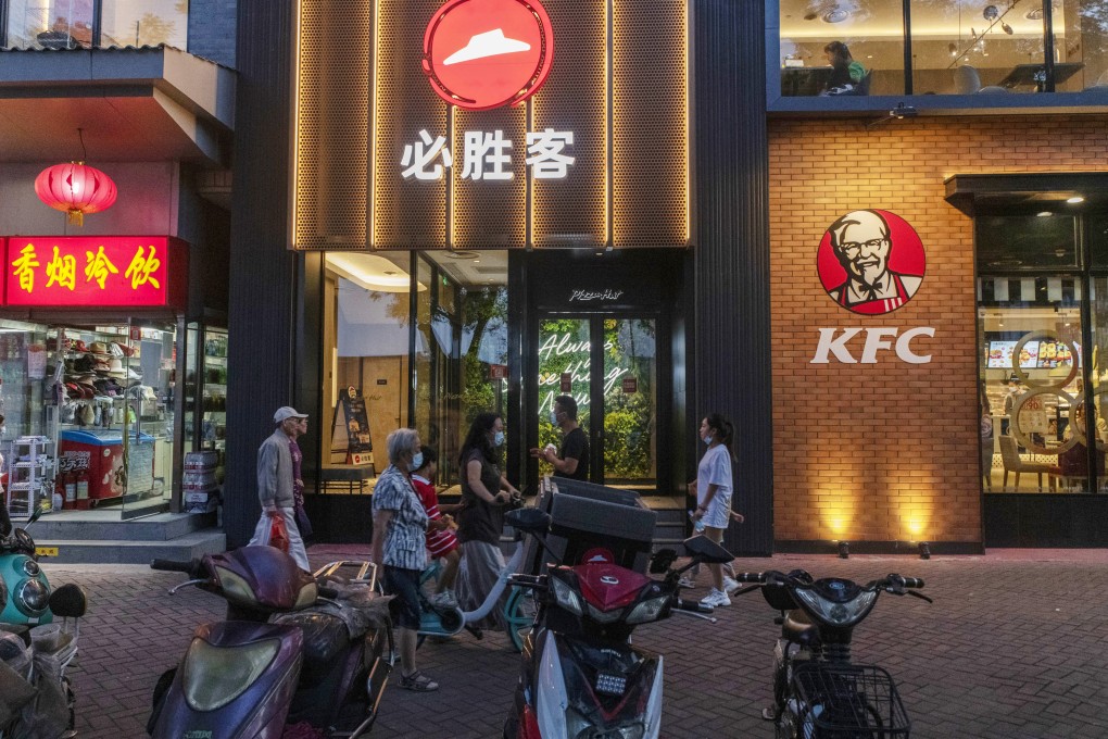 A Pizza Hut restaurant and a KFC restaurant in Beijing. Operator Yum China plans to spend US$700 million to US$900 million on expansion this year. Photo: Bloomberg