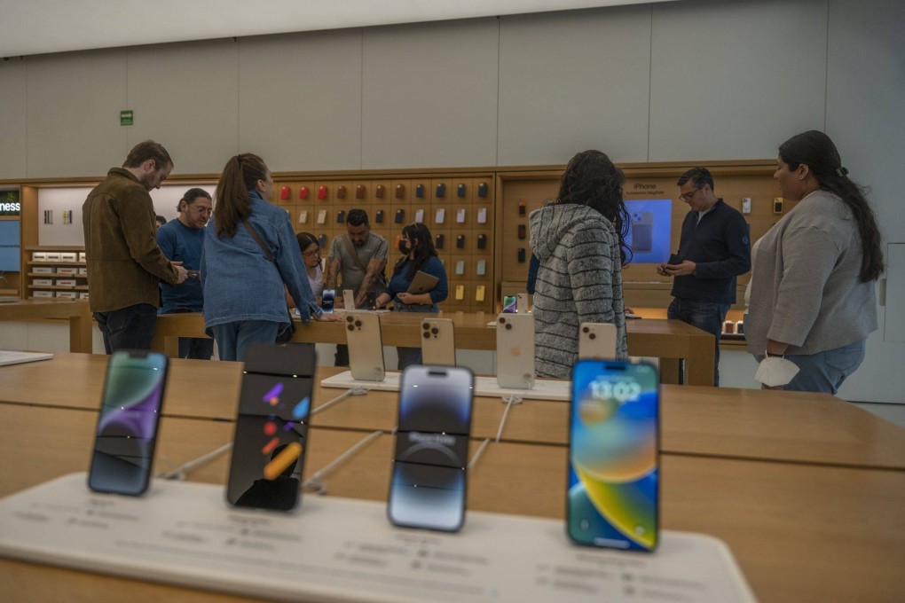 Customers shop at an Apple Store in Mexico City, Mexico, on January 19, 2023. Photo: Bloomberg