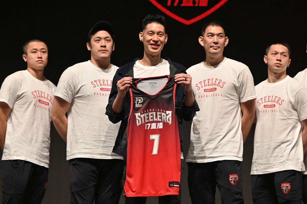Jeremy Lin (centre), the former NBA basketball player, poses for photographs after joining Taiwan’s Kaohsiung 17LIVE Steelers basketball team during a press conference. Photo: AFP