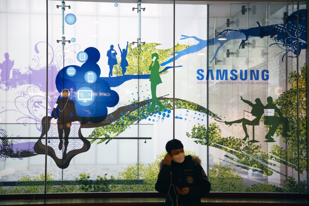 A man stands in front of an advertising banner for Samsung Electronics in Seoul, South Korea, January 6, 2023. Photo: EPA-EFE