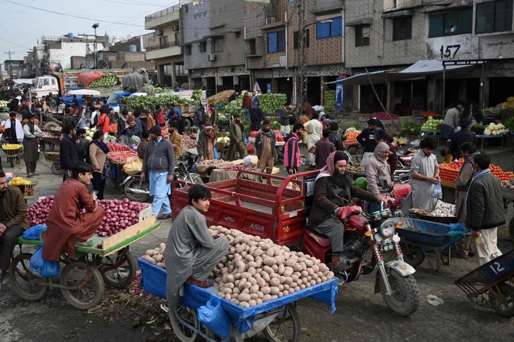 People buy vegetables at a market in Islamabad, Pakistan. Photo: AFP