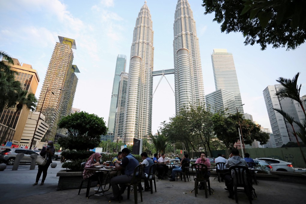 People dine at a restaurant near the Petronas Twin Towers in Kuala Lumpur, Malaysia. The nation is seeing strong economic growth, although not everyone is feeling the effect. File photo: Reuters