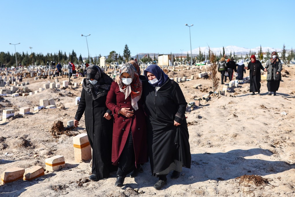 People mourn their relatives at a mass grave on Saturday following a major earthquake in Adiyaman, southeastern Turkey. Photo: EPA-EFE