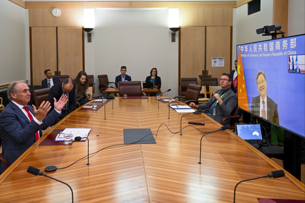 Australia’s trade minister, Don Farrell (left) speaks with China’s commerce minister, Wang Wentao, during a virtual meeting last week. Photo: AP