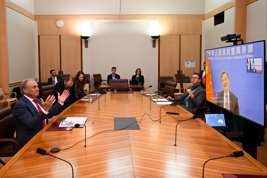 Australian trade minister Don Farrell speaks to China’s commerce minister, Wang Wentao. Photo: AAP/dpa