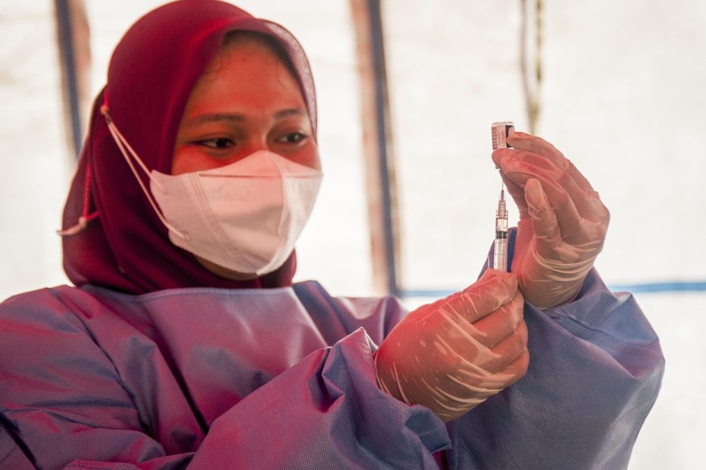 A health worker prepares a booster dose of the Covid-19 vaccine in Yogyakarta, Indonesia, on February 16. Photo: Xinhua