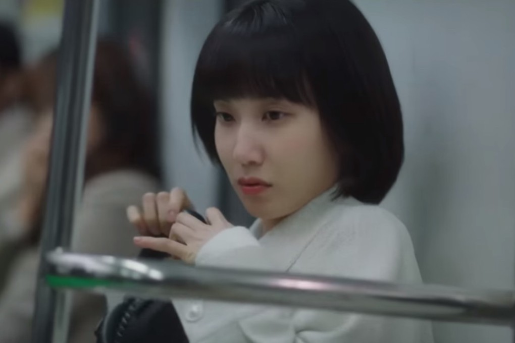 A scene takes place on a subway train in the 2022 Korean drama “Extraordinary Attorney Woo”. Photo: Netflix