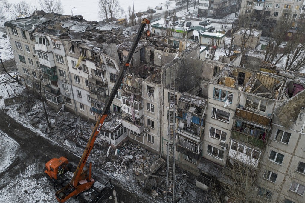 Rescue workers clear the rubble of a residential building destroyed by a Russian rocket in Pokrovsk, Ukraine, on February 15, 2023. Photo: AP