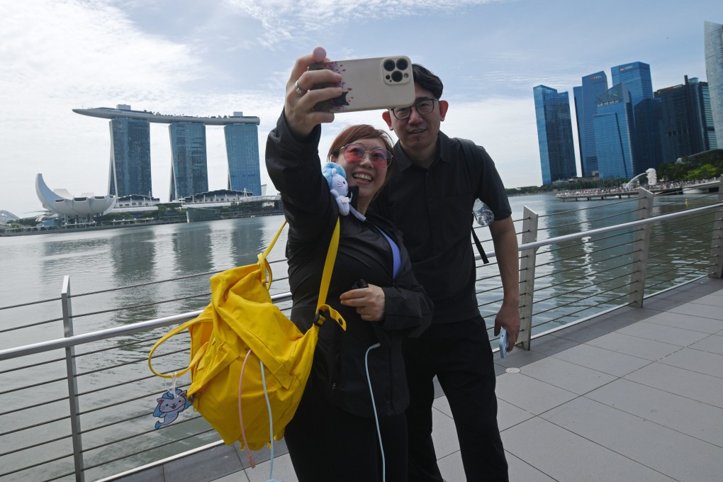 Tourists in Singapore enjoy a day out without masks. Photo: Xinhua