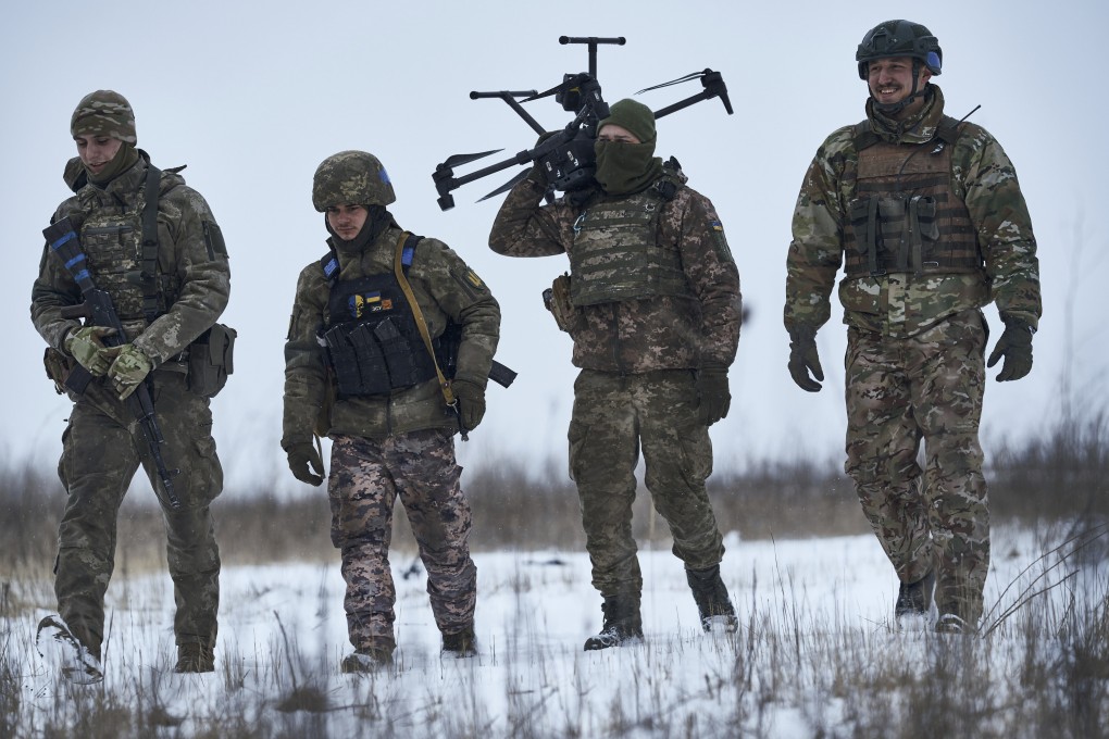 Ukrainian soldiers carry a drone close to the frontline near Avdiivka, Donetsk region. Photo: AP