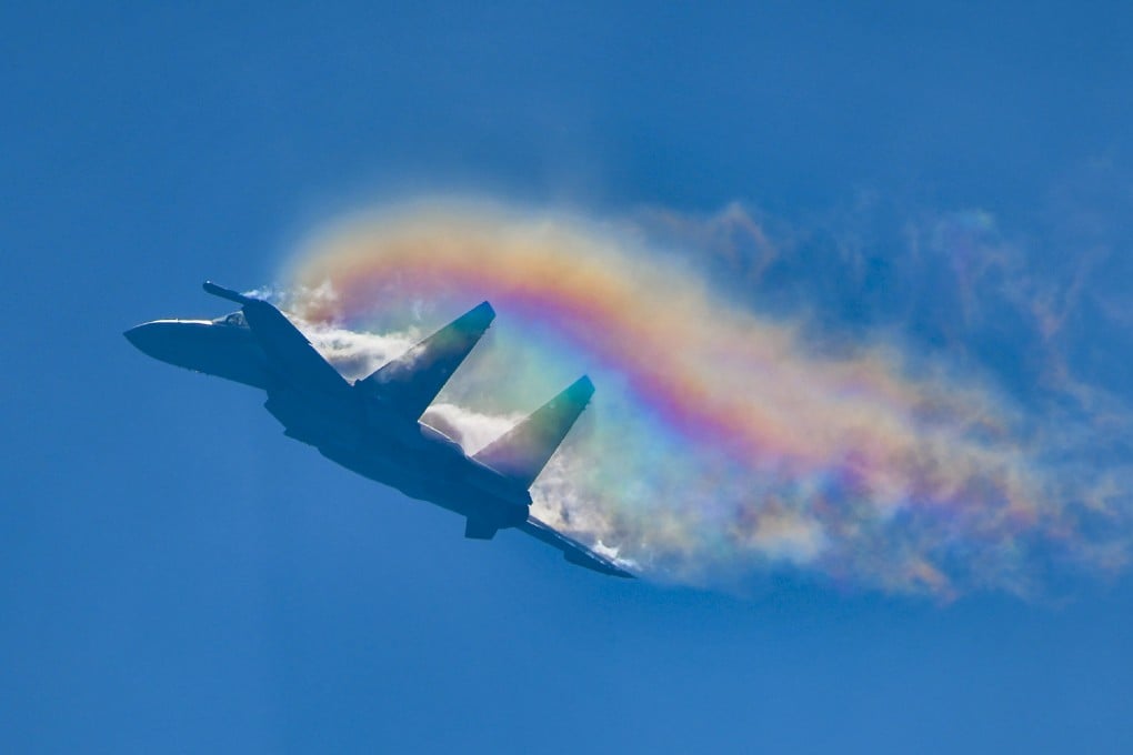 In typical aerial combat, opponents try to take each other head on and avoid being trailed by a rival.
Photo: Weibo