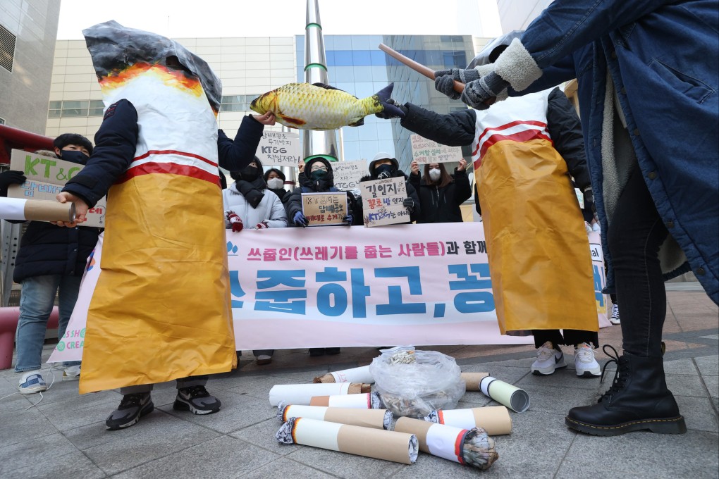 An environmental group holds a protest in Seoul on February 18, 2022, calling on the South Korean government and KT&G, a tobacco company, to reduce the number of cigarette butts being dumped into the sea. Photo: EPA-EFE